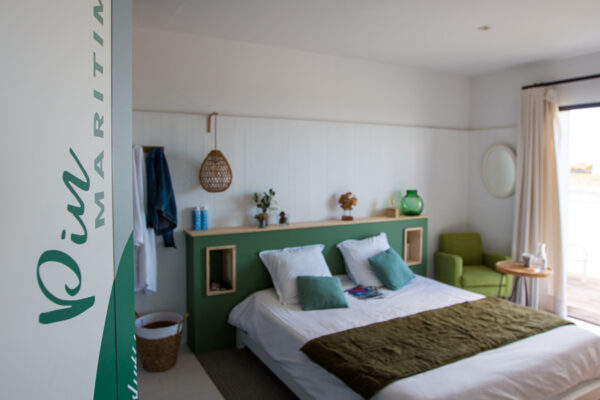 Chambre spacieuse et lumineuse dans les tons vert et avec un grand lit double