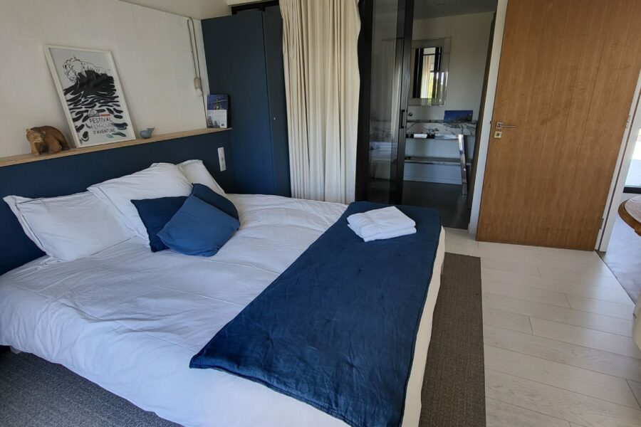 Chambre avec salle de douche et toilettes privatives