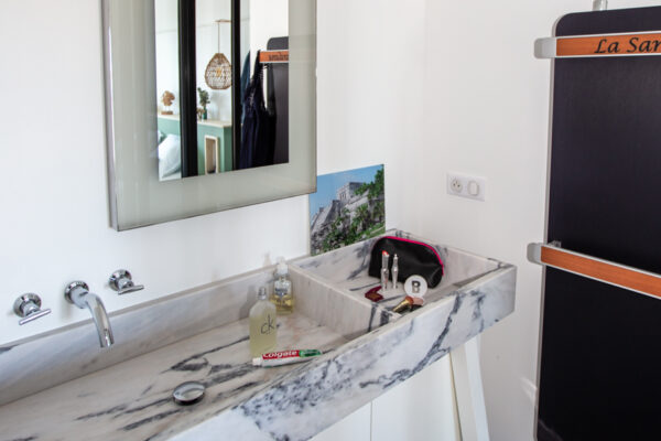 Grande vasque en marbre avec un robinet, un miroir et un repose serviette d'origine