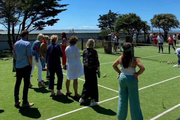 Team building sportif sur le terrain de tennis de la villa 180° Mer